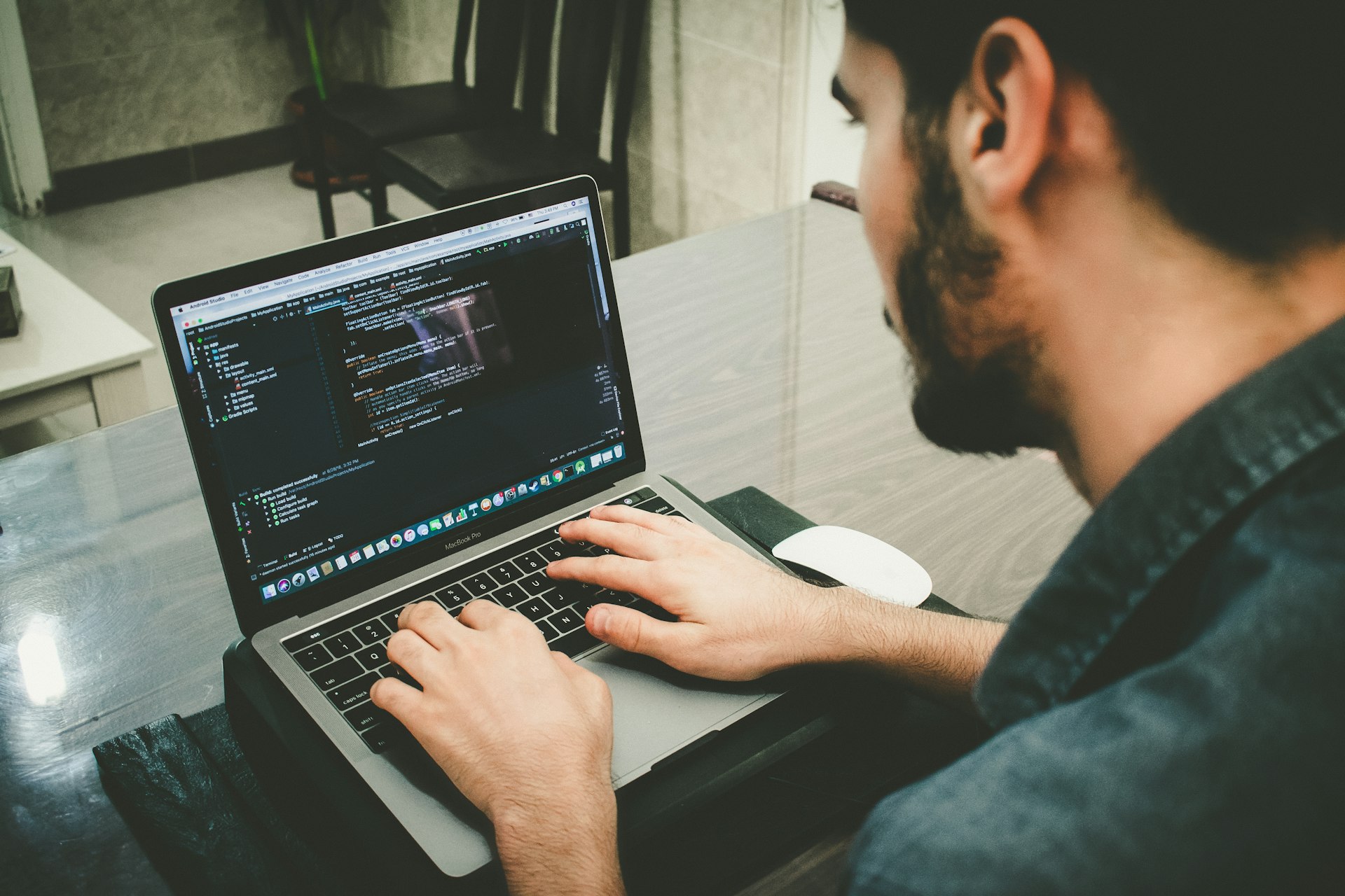 Programador trabajando en su ordenador