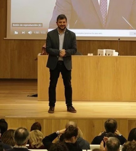 Ángel G. Morón habla de pie ante el público de un auditorio